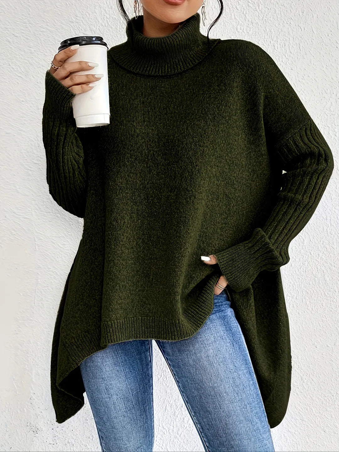 Oversize strikbluse med rullekrave – asymmetrisk – Mørkegrøn