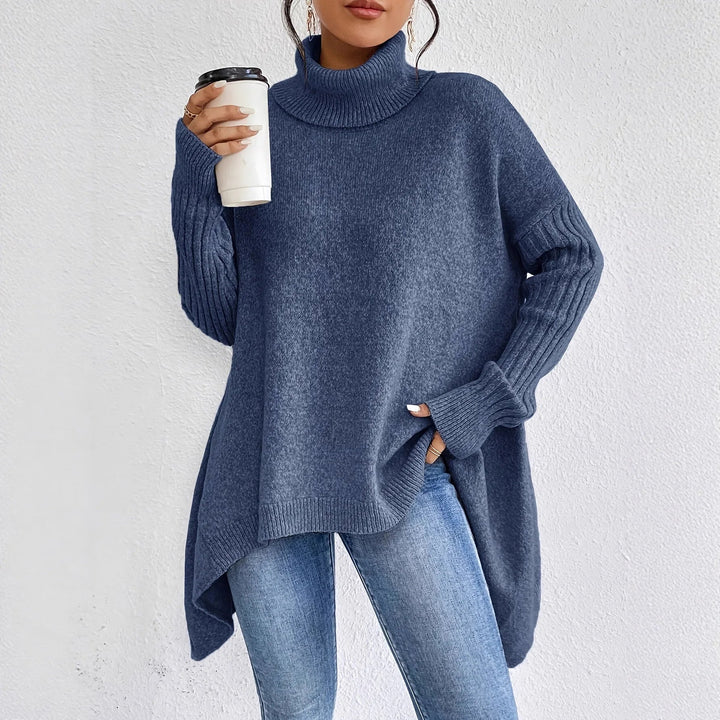 Oversize strikbluse med rullekrave – asymmetrisk