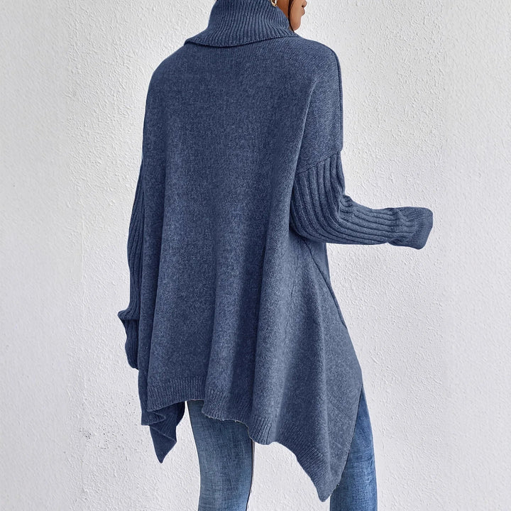 Oversize strikbluse med rullekrave – asymmetrisk
