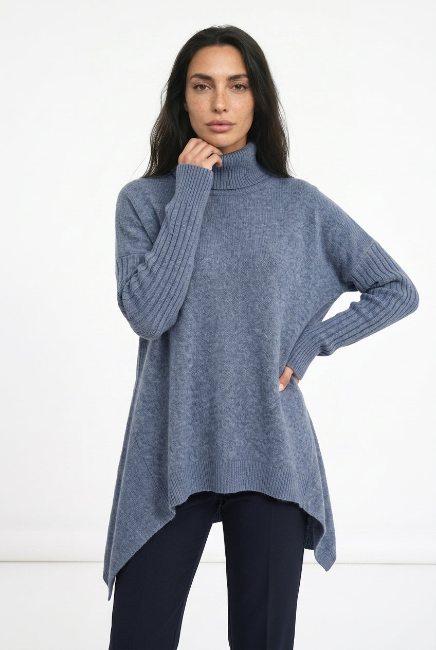 Oversize strikbluse med rullekrave – asymmetrisk