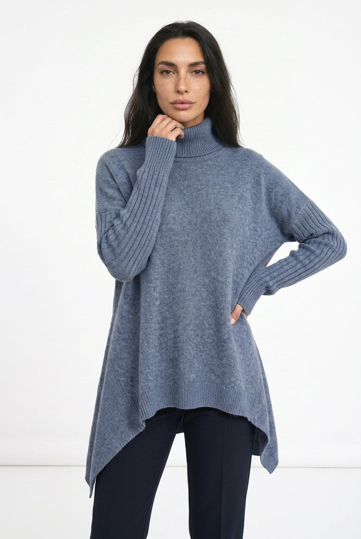 Oversize strikbluse med rullekrave – asymmetrisk