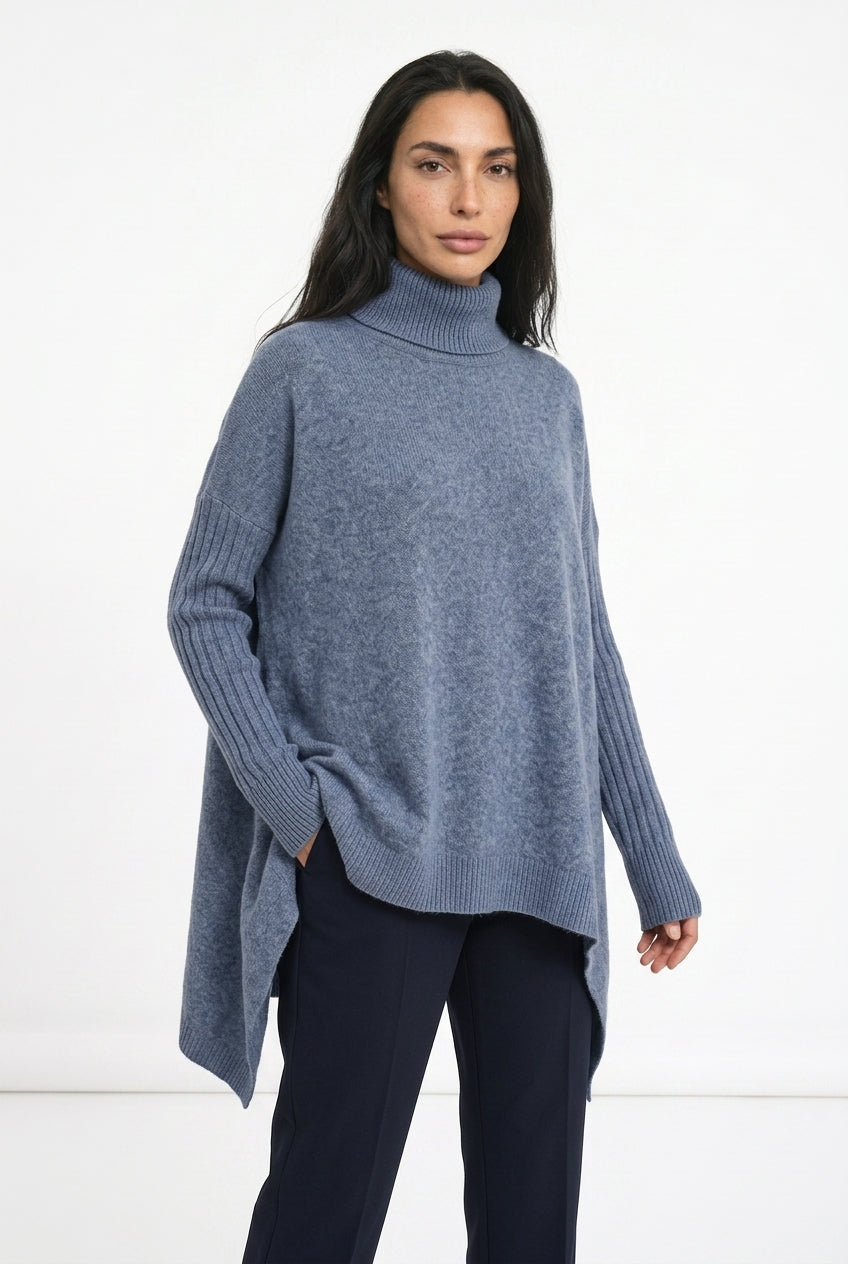Oversize strikbluse med rullekrave – asymmetrisk